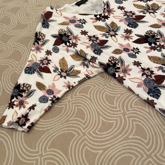 NWOT Premise sweater, floral print, rayon blend, v-neck, M - Picture 2 of 8